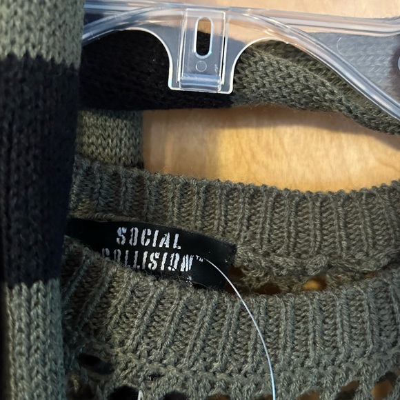 Hot Topic Social Collision Skull Girls Knit Sweater With Scarf NWT M - Picture 4 of 5